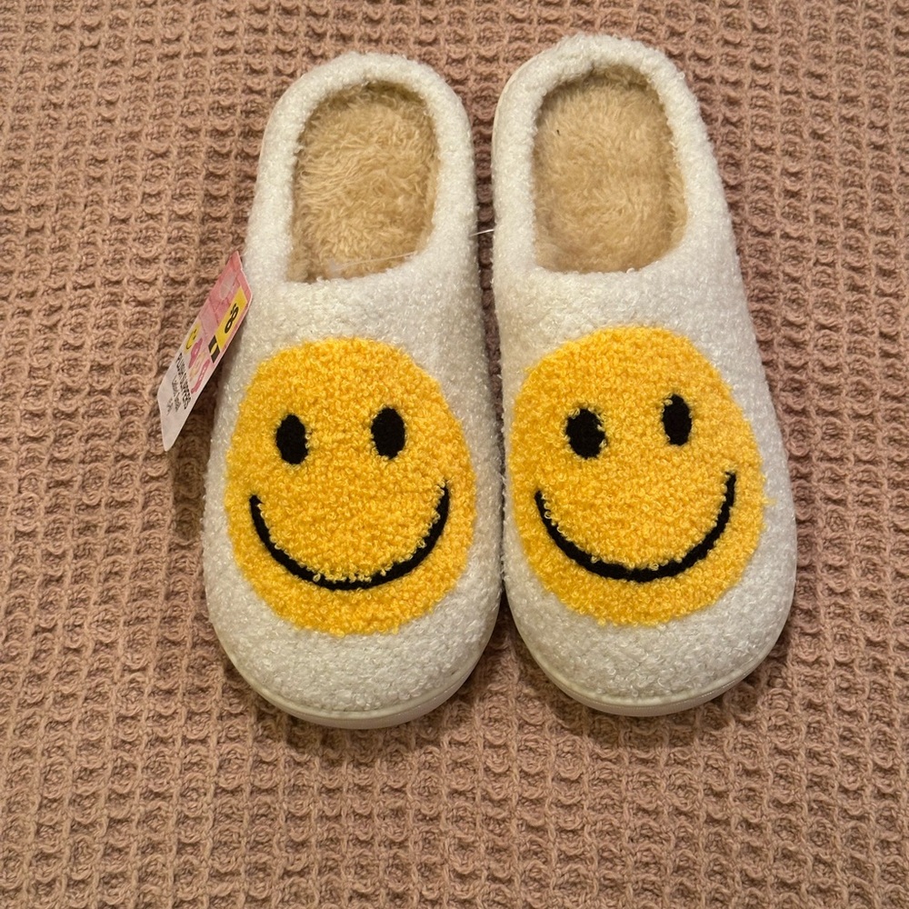💥 $5 if bundled - Women's Small Size 5 - 6 Smiley Face Plush Slippers